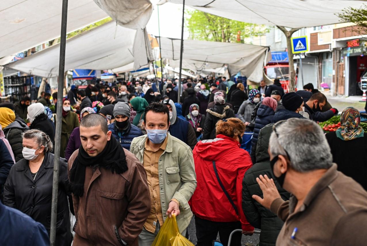 Gužva na istanbulskoj pijaci uprkos pandemiji - Avaz