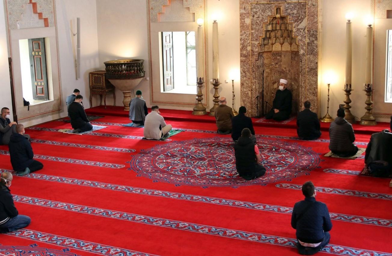 Nakon skoro dva mjeseca, klanjan podne-namaz u Begovoj džamiji