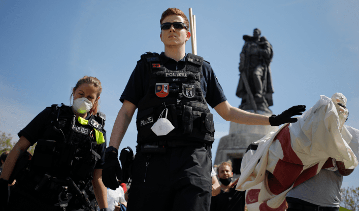 Demonstranti gađali policiju flašama - Avaz