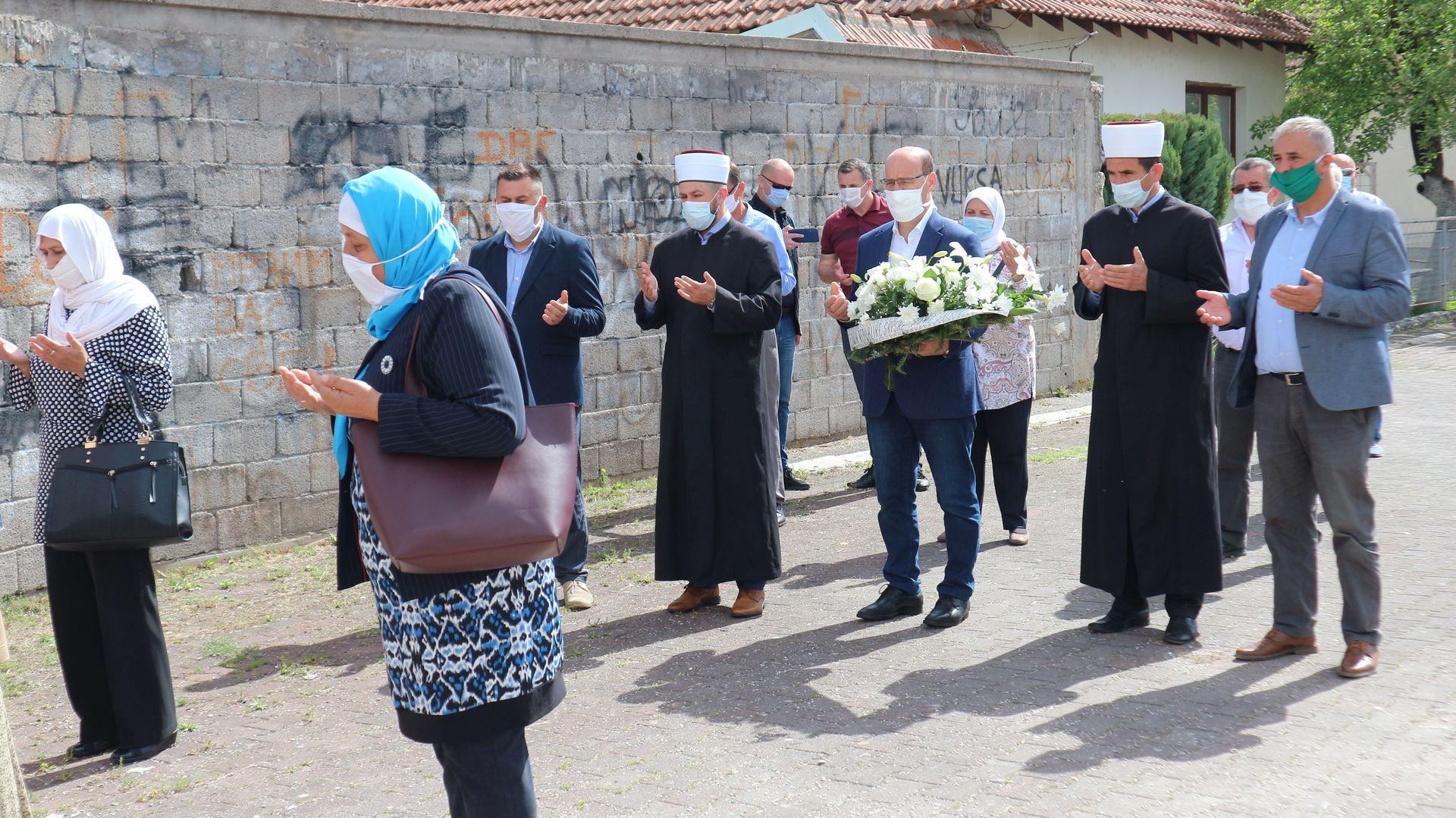 Proučena Fatiha ispred gradskog stadiona - Avaz