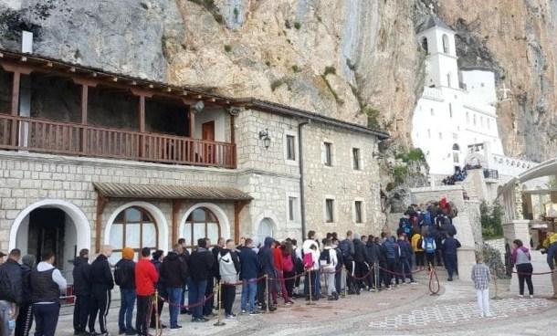 Vjernici SPC ispred manastira Ostrog - Avaz