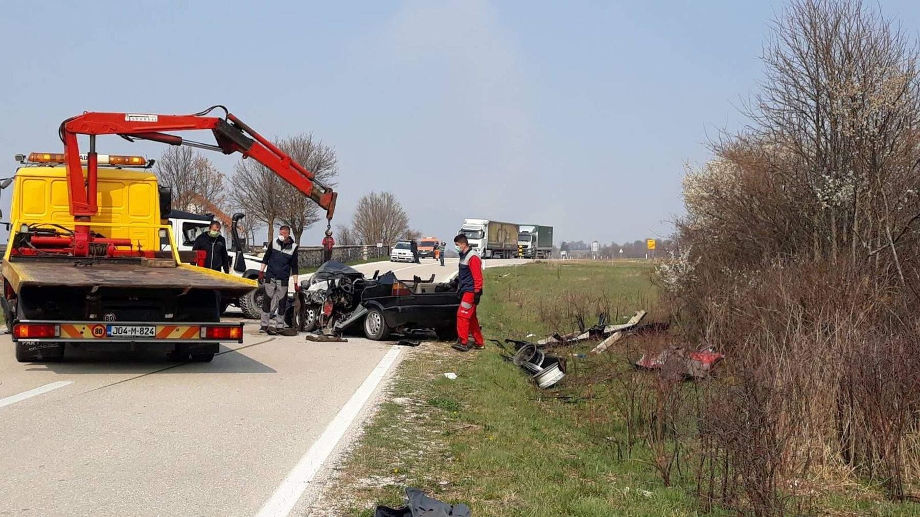 Četvero mladih poginulo u smrskanom Golfu - Avaz