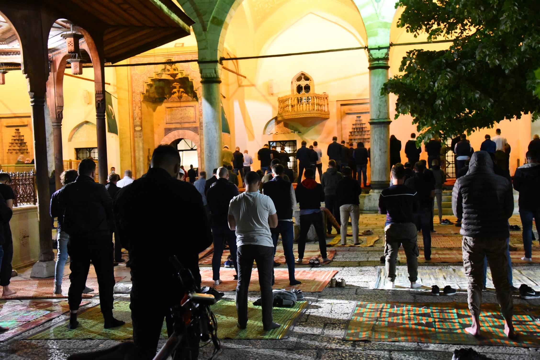 Vjernici ispunili džamije i klanjali teraviju prvi put ovog ramazana