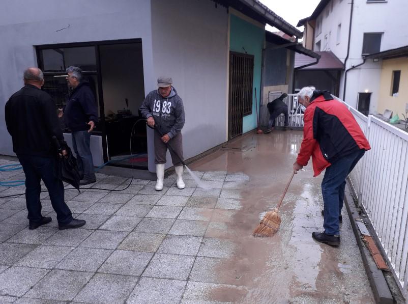 Vlasnici čiste ispred objekata - Avaz