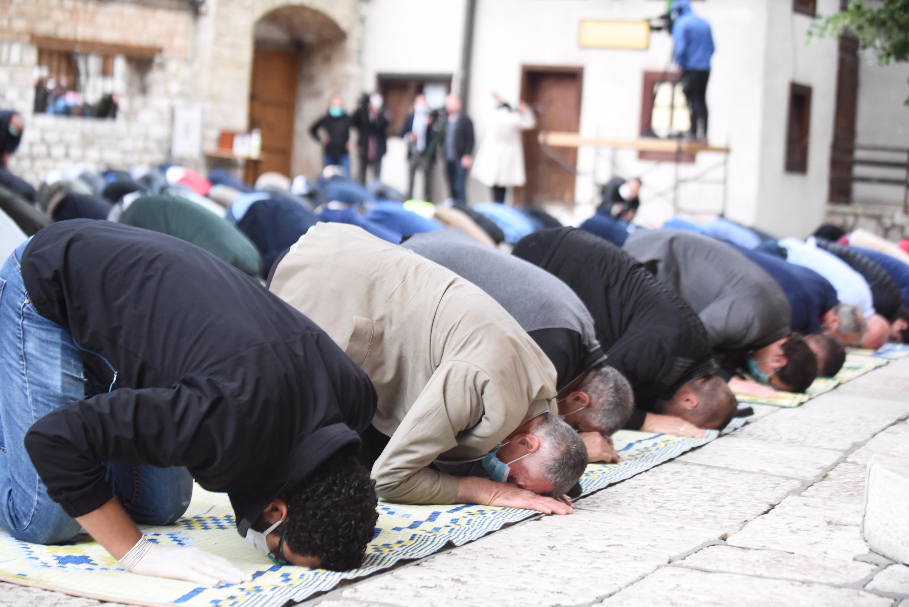 Klanjan bajram-namaz u Begovoj džamiji - Avaz