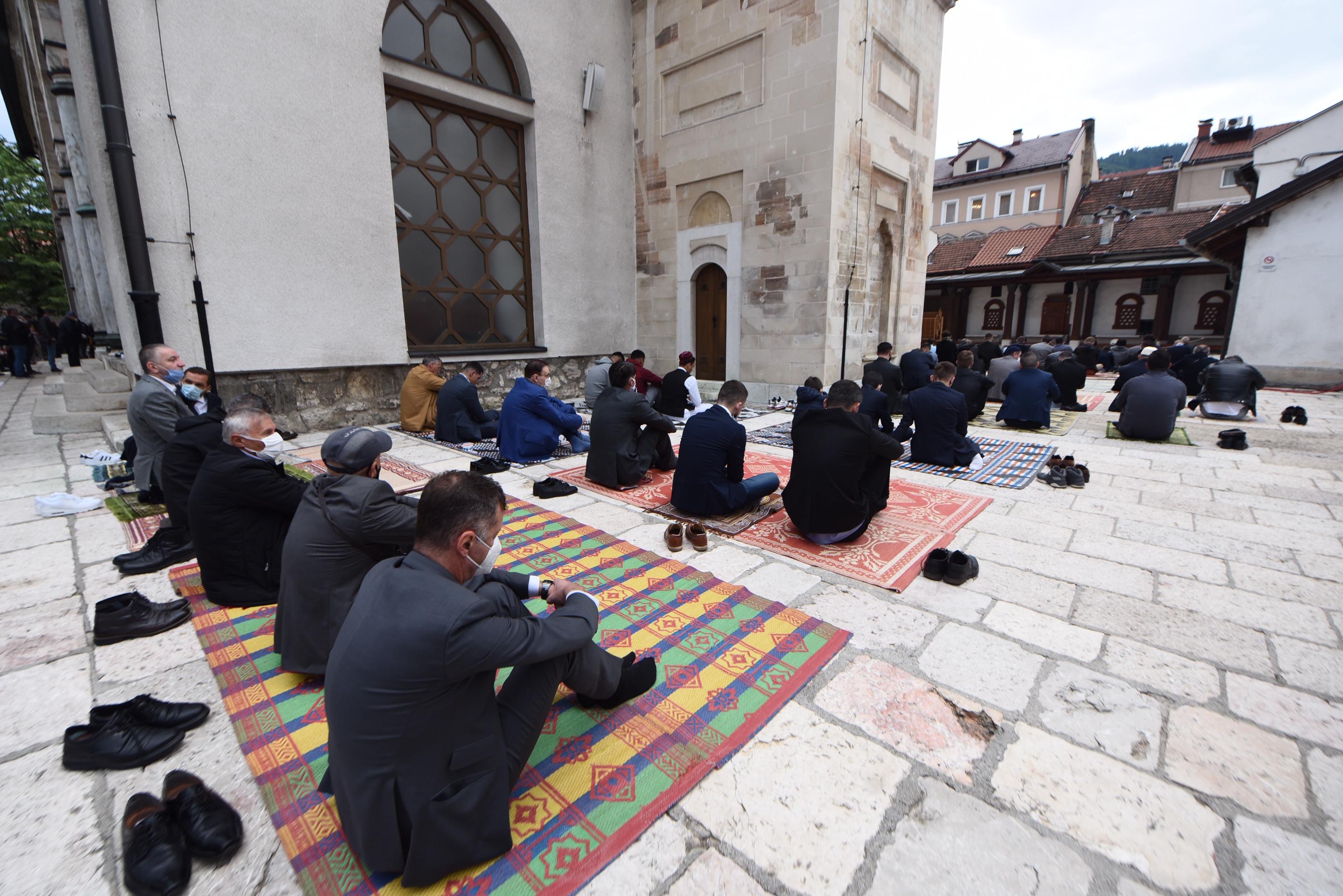Veliki broj vjernika klanjao bajram-namaz u Begovoj džamiji - Avaz