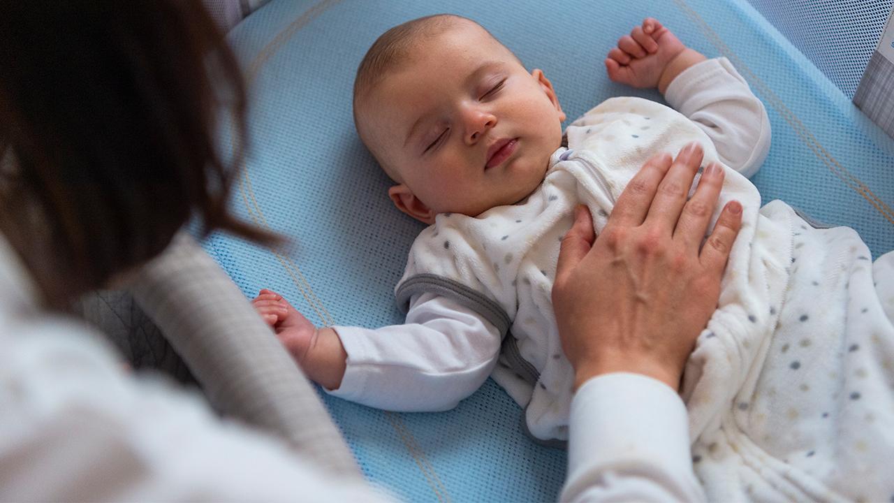 Najpoželjniji položaj za spavanje bebe je na leđima