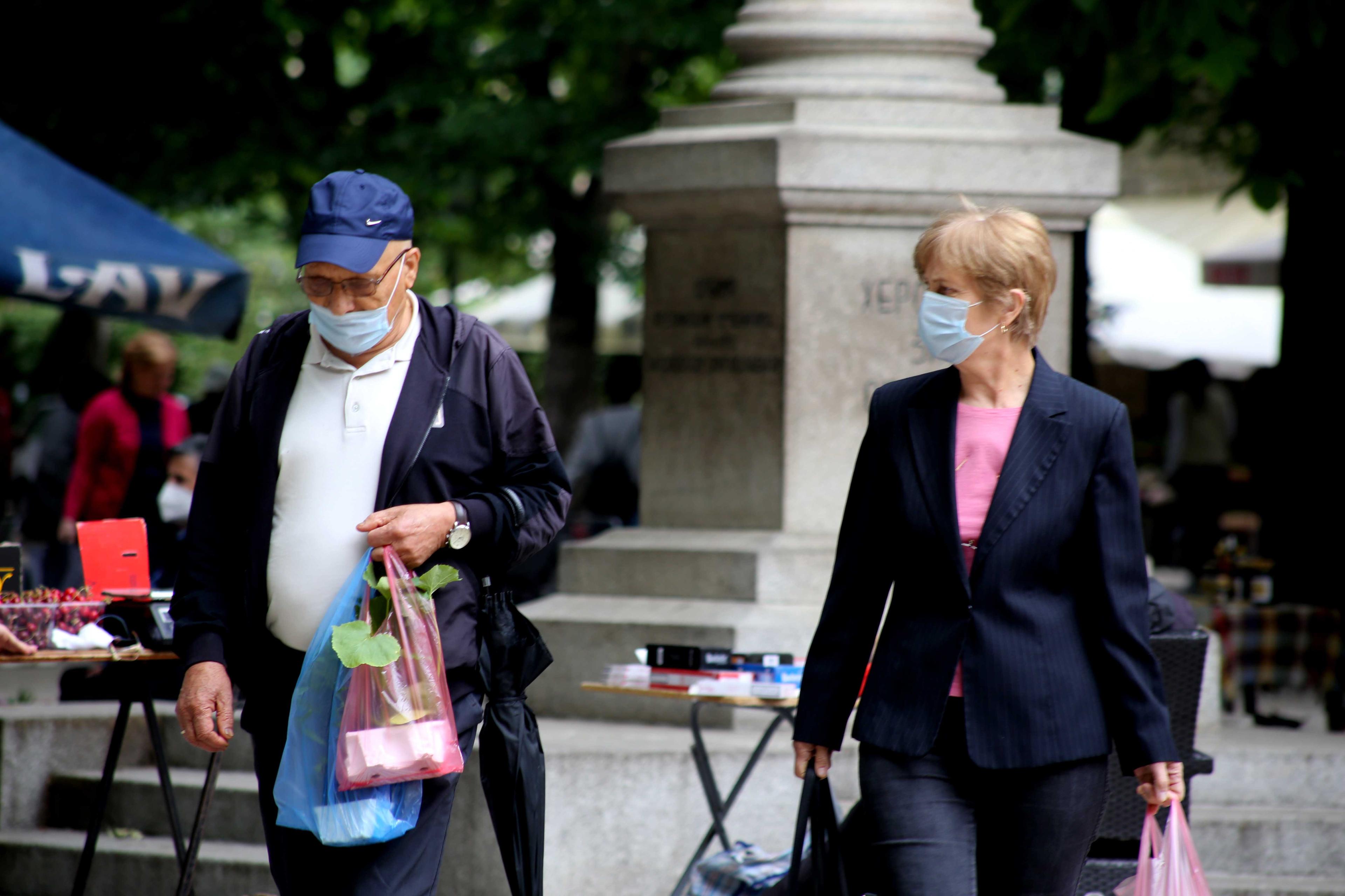 Maske na otvorenom nisu obavezne ako se poštuje distanca od dva metra - Avaz