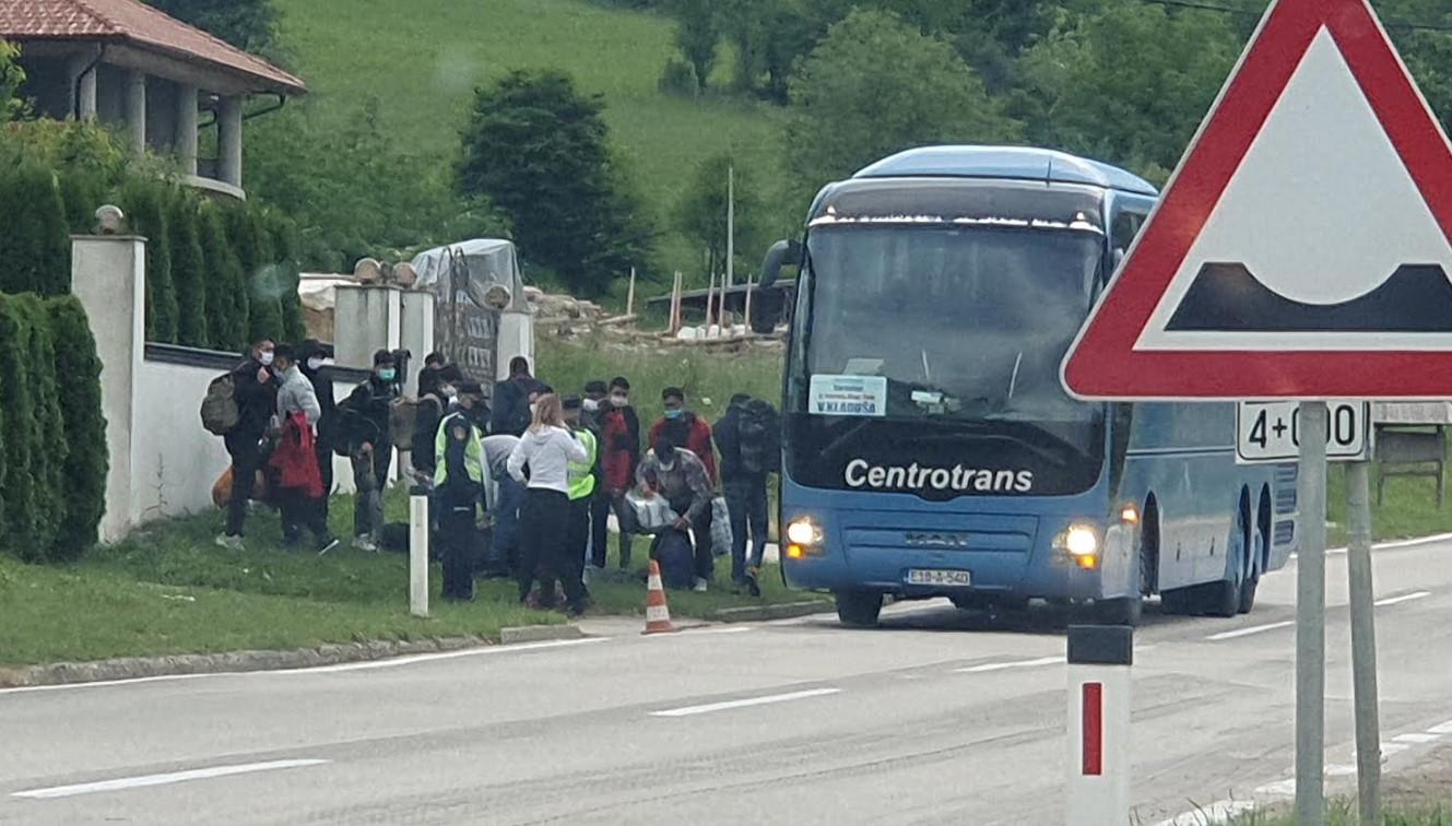 Pogledajte video: Kako migranti preuzimaju pošiljke iznad točkova