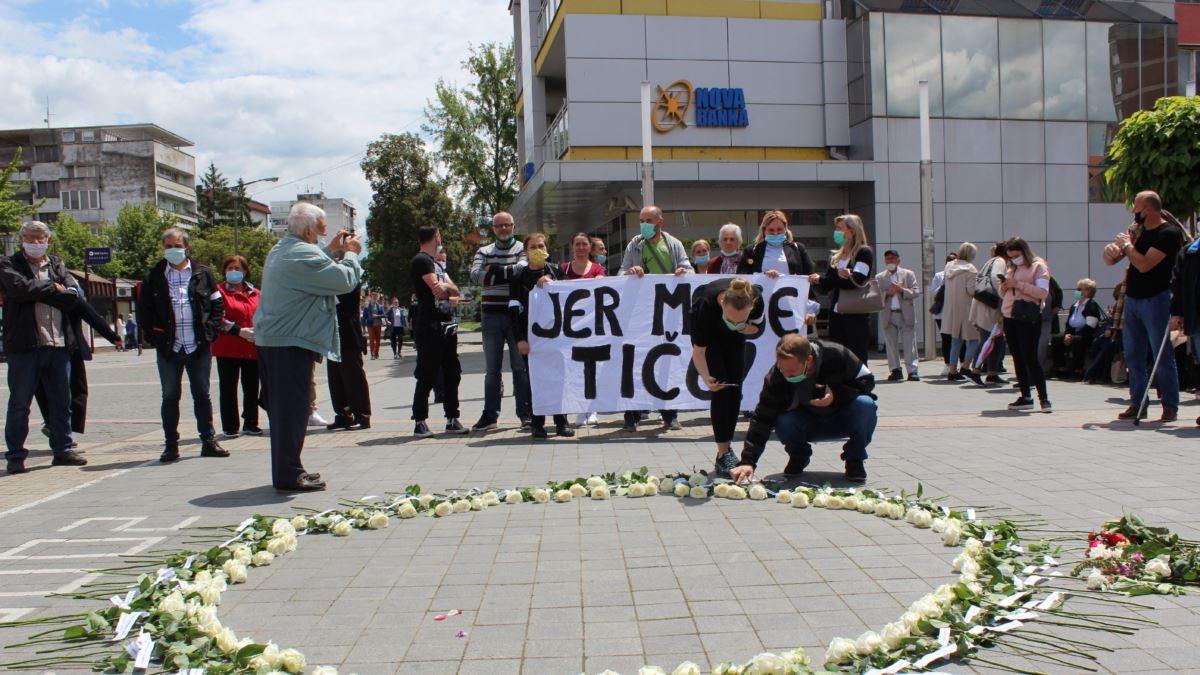 Građani u znak sjećanja na ubijenu djecu, na trgu u centru grada ostavili bijele ruže na kojima su ispisana imena ubijene djece - Avaz
