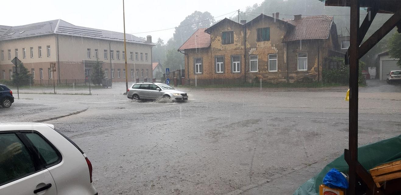 Jako olujno nevrijeme pogodilo Gradačac: Led ugrozio voćnjake, ulice pod vodom