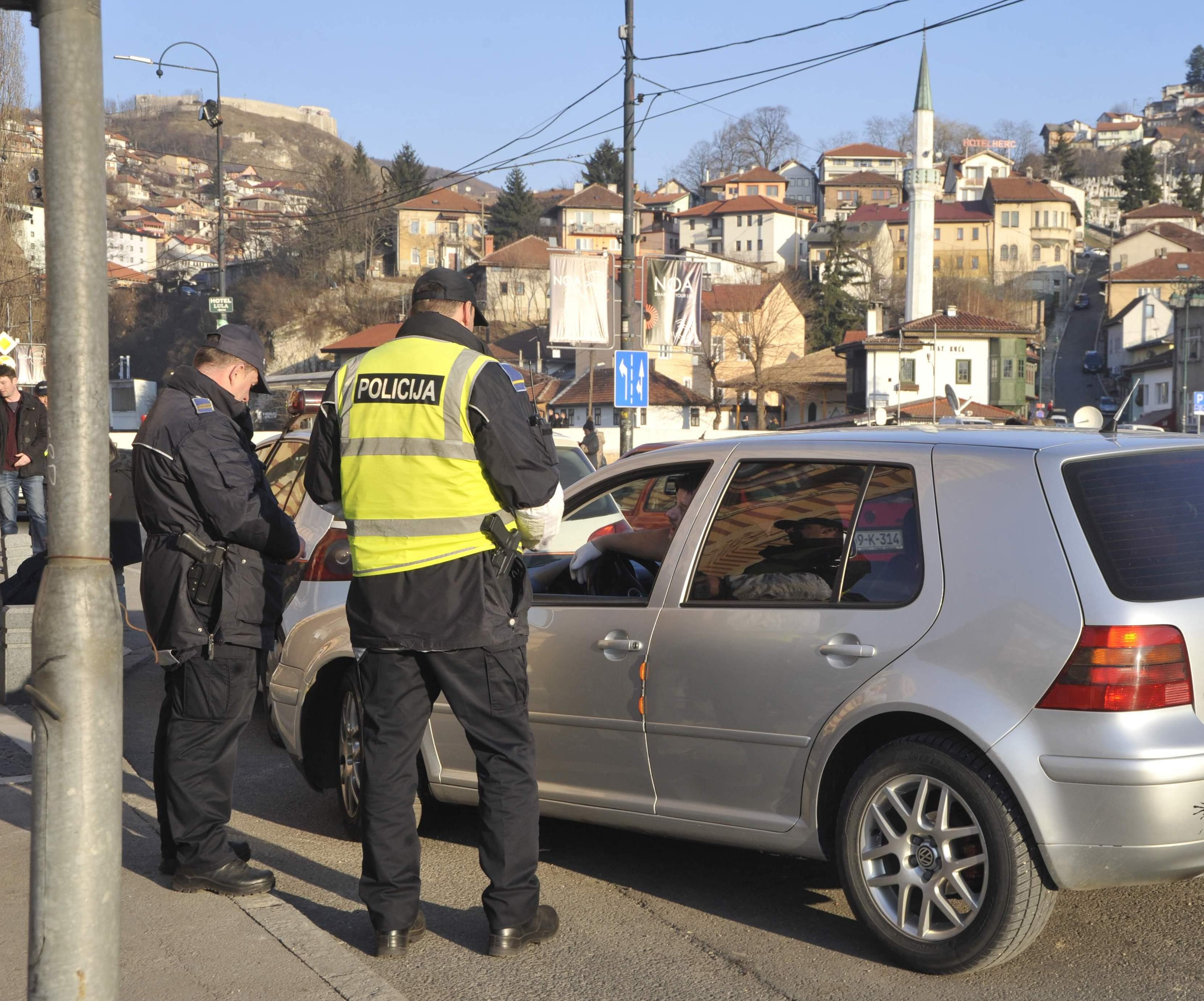 Koronavirusom zaražen saobraćajni policajac, provjerava se s kim je sve bio u kontaktu