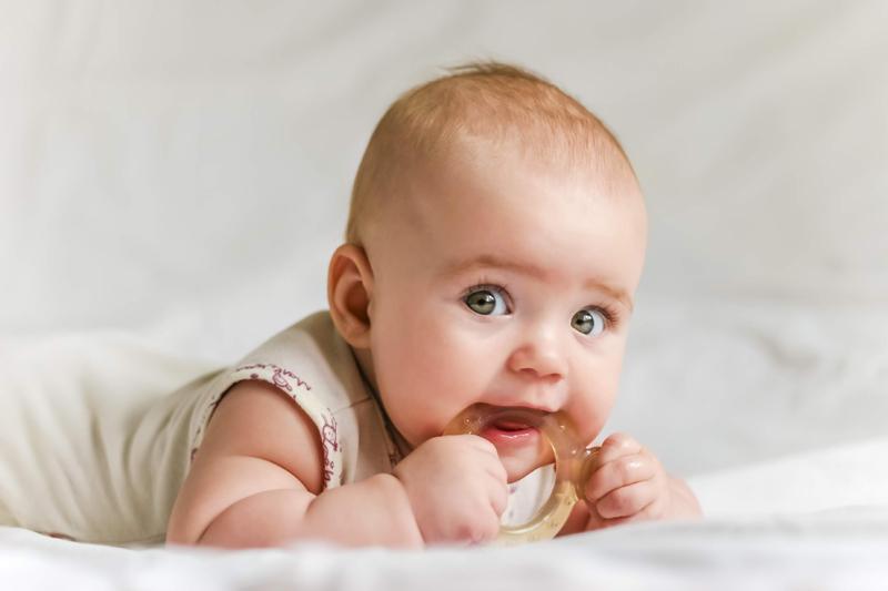 Dobro je pokušati s gumenim igračkama koje služe kako bi ih djeca grizlaDobro je pokušati s gumenim igračkama koje služe kako bi ih djeca grizla - Avaz