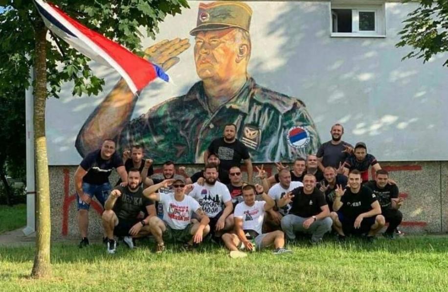 U Bosanskoj Gradišci osvanuo mural posvećen zločincu Ratku Mladiću