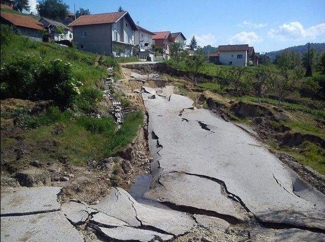 Klizišta su 2014. godine uništila puteve - Avaz