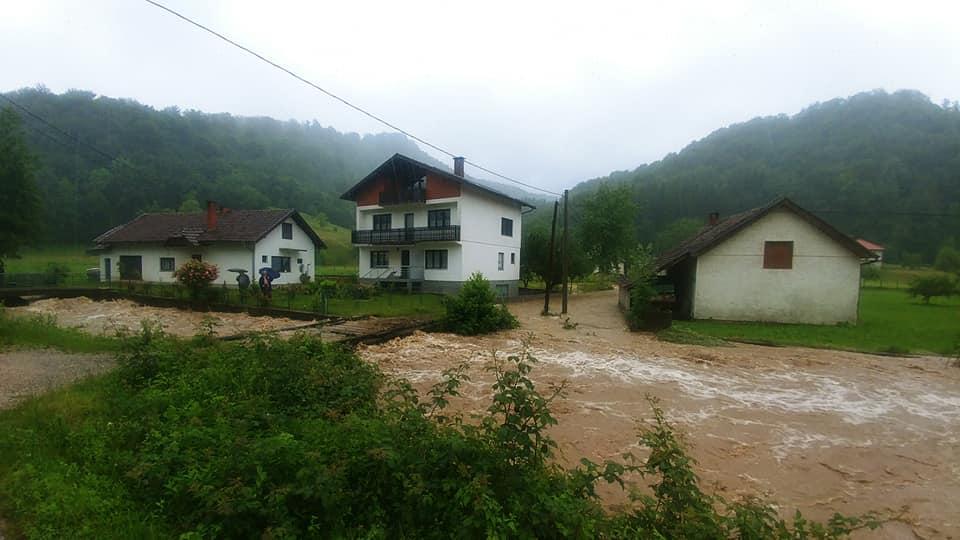 Rijeka Suha poplavila oko 40 objekata - Avaz