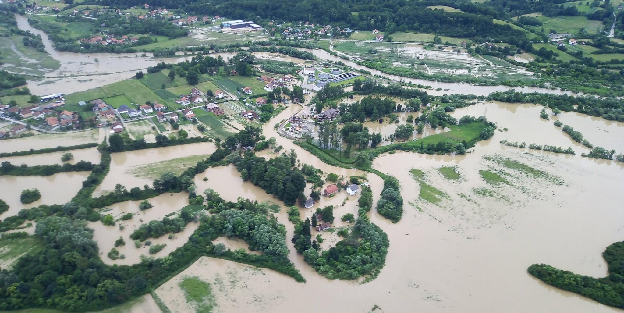 Pogledajte fotografije Sprečkog polja iz zraka: Kuće odsječene od ostatka naselja