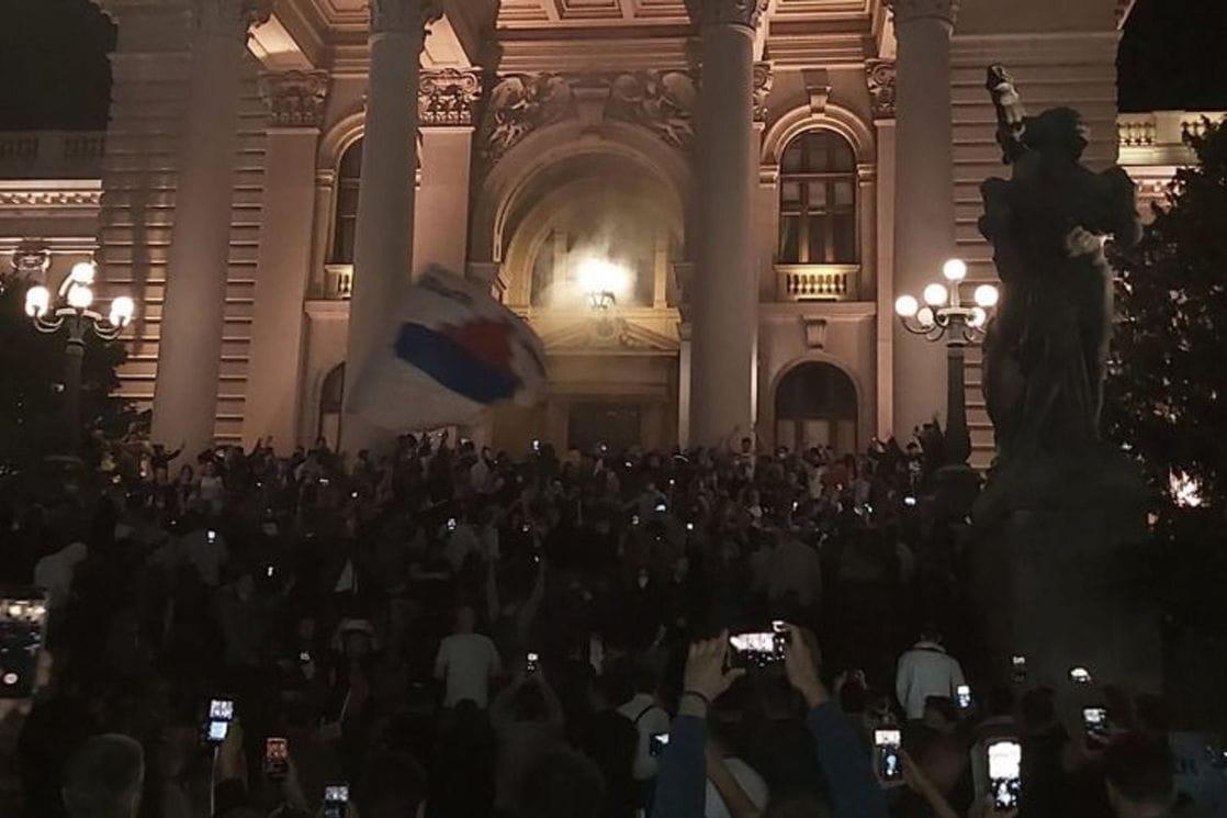 Beograd: Bačen suzavac, policija pendrecima na demonstrante