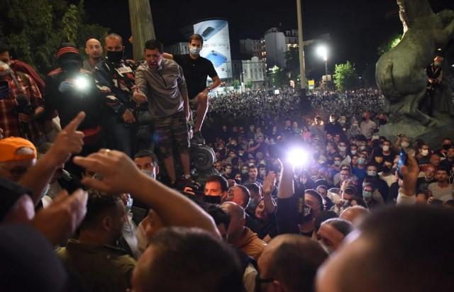 Uživo / Nemiri u Srbiji: Sukobi u blizini Skupštine, policija rastjeruje demonstrante