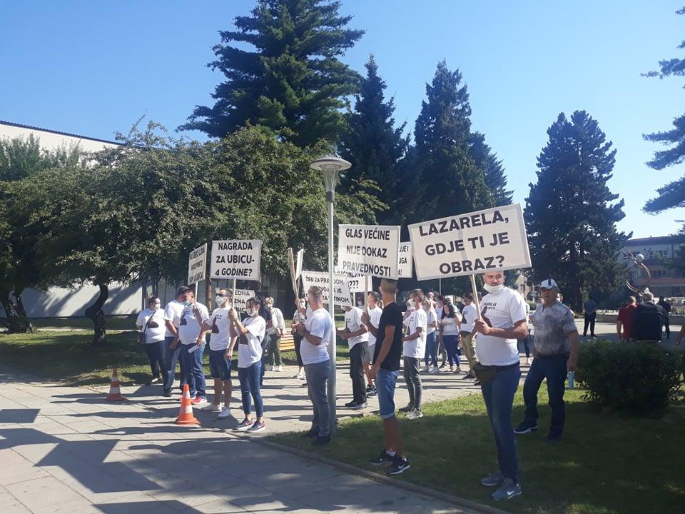 Učesnici nosili transparente - Avaz