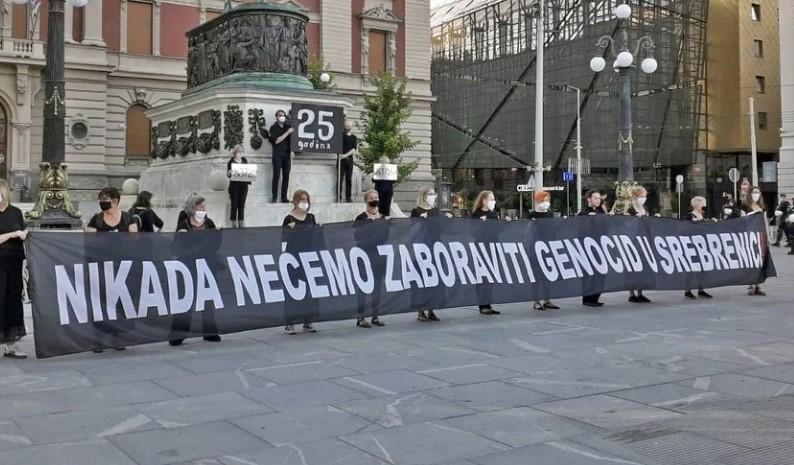 Beograd: Žene u crnom odale počast žrtvama genocida u Srebrenici