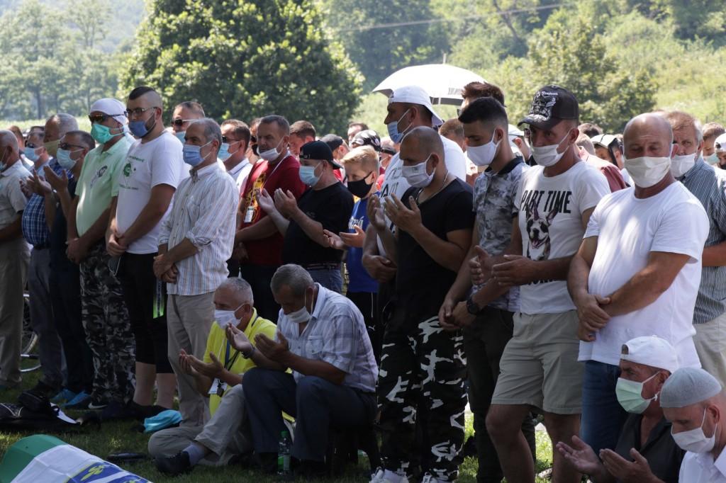 Klanjana dženaza i obavljen ukop ubihjenih Srebreničana - Avaz