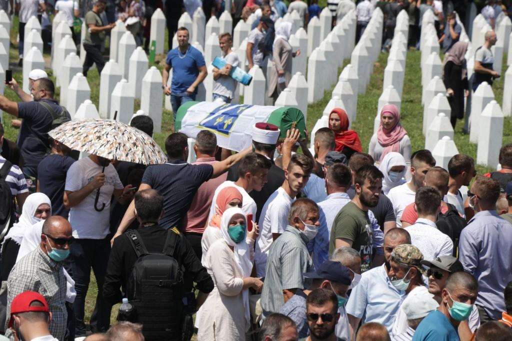 Klanjana dženaza za devet žrtava genocida: Uz bolne jecaje ispraćeni u vječni smiraj