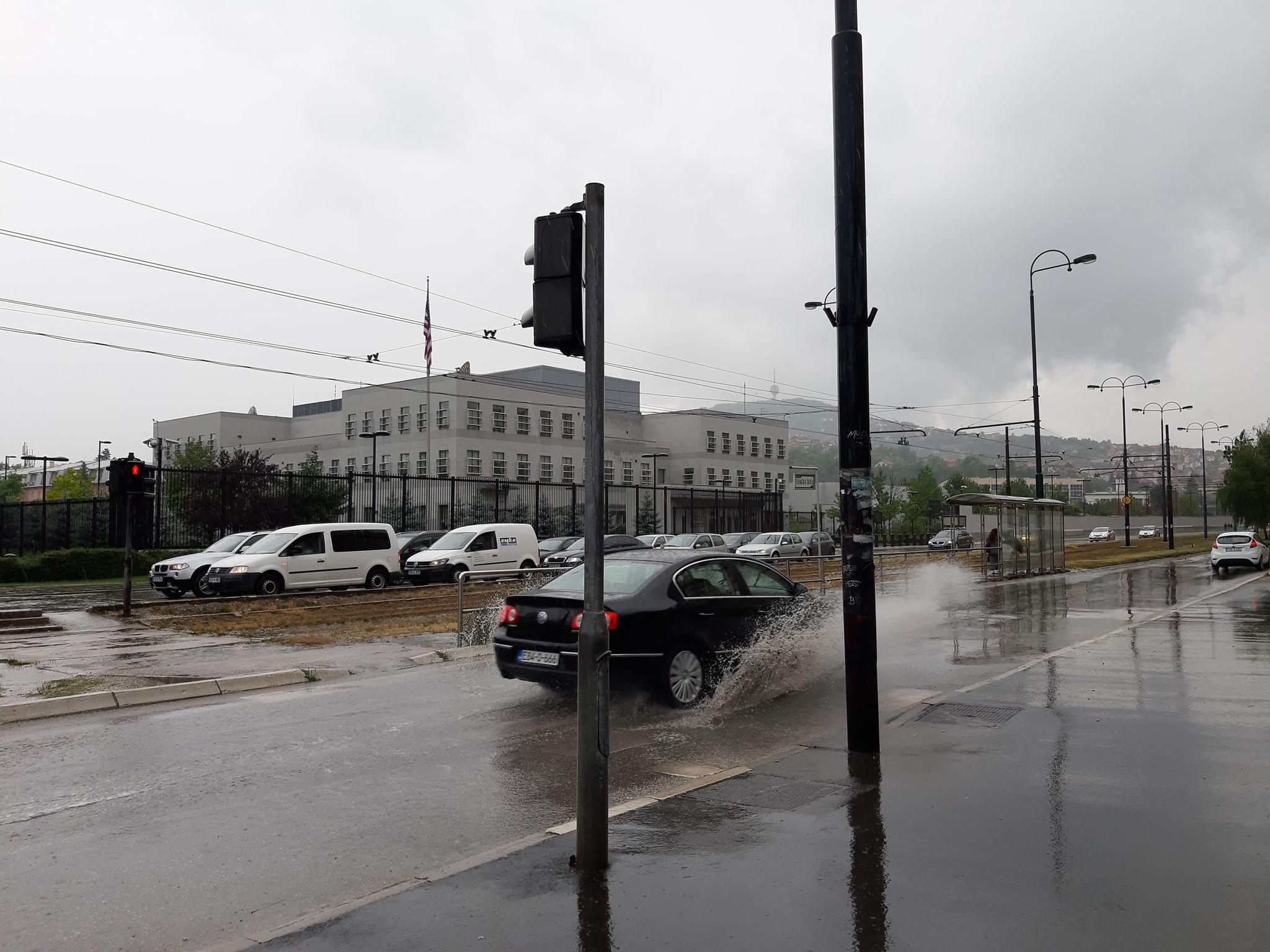 Nakon sunčanog jutra, Sarajevo je u poslijepodnevnim satima zahvatila obilna kiša praćena grmljavinom - Avaz
