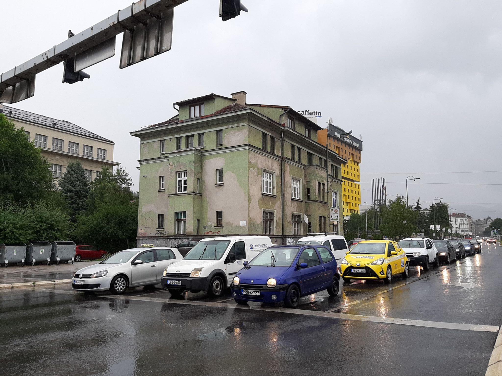 Nakon sunčanog jutra, Sarajevo je u poslijepodnevnim satima zahvatila obilna kiša praćena grmljavinom - Avaz
