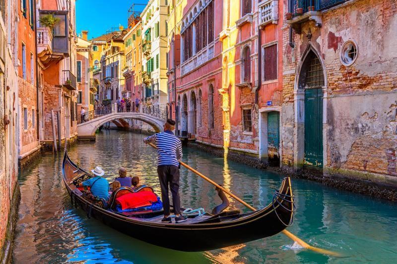 Venecija: Gondilijeri morali smanjiti broj putnika na gondolama zbog debljine