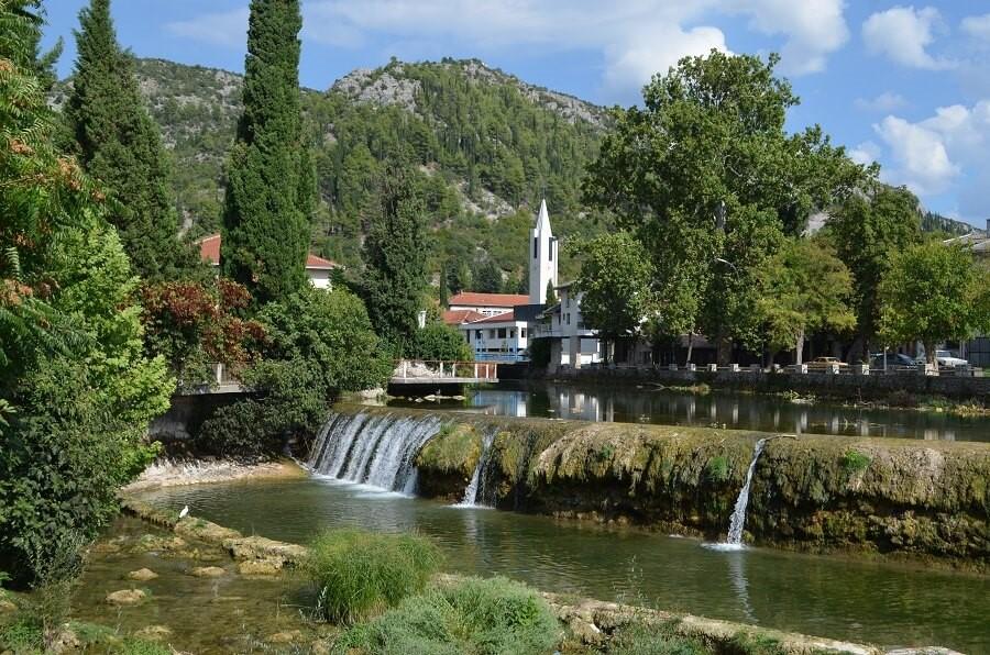 Iznad Stoca sunce sija, a ispod kamenja leži historija