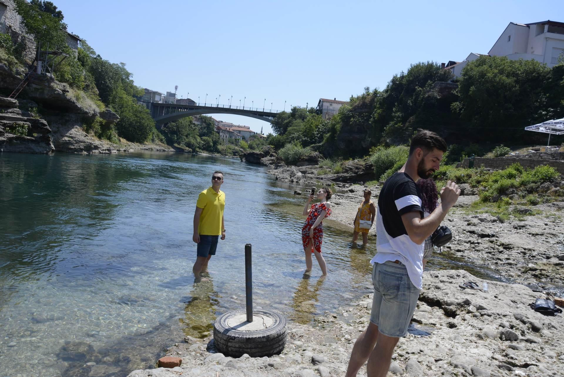 Tropske vrućine u Hercegovini: Građani padali u nesvijest, povećan broj srčanih udara