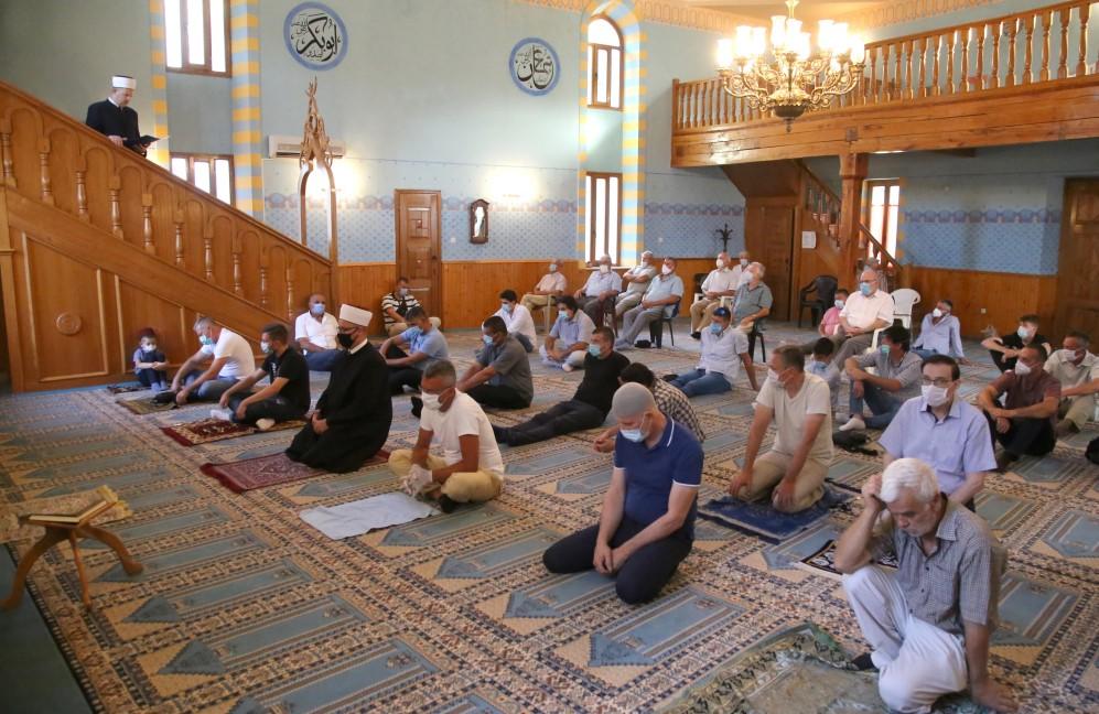 Vjernici klanjali bajram-namaz - Avaz