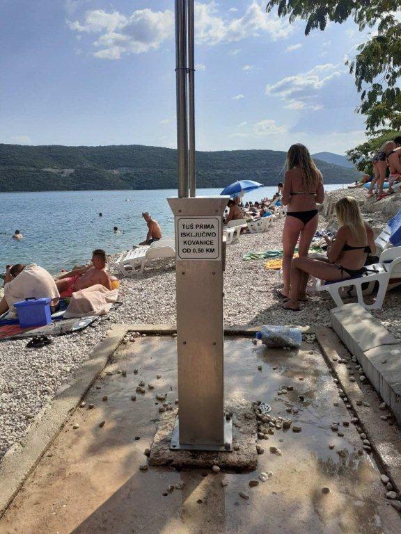 U Neumu tuširanje na plaži pola marke!