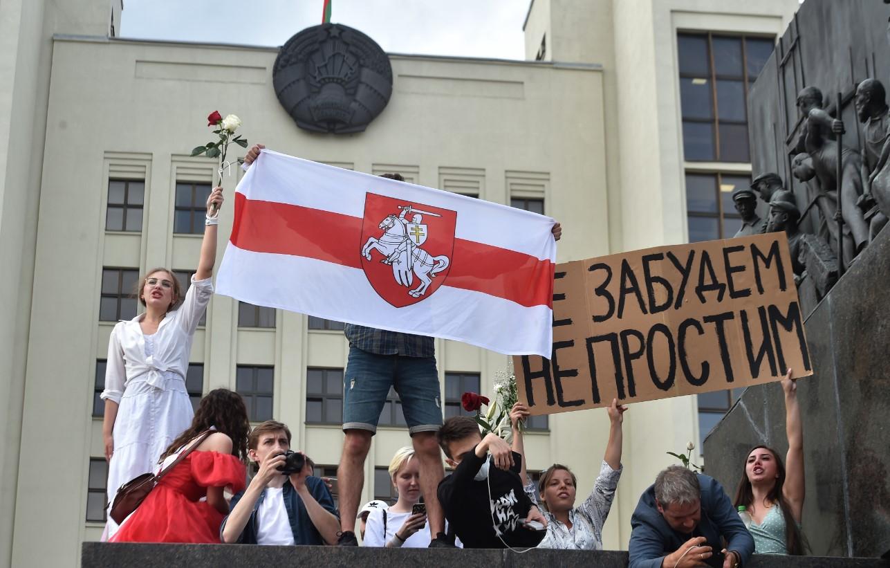 Policija spustila štitove pred demonstrantima - Avaz