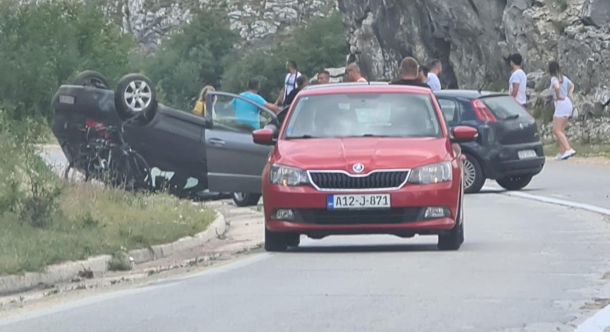 Saobraćajna nesreća na putu Gacko - Foča: Automobil završio na krovu