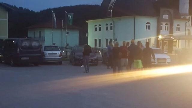 Građani u Velikoj Kladuši uzeli stvari u svoje ruke: Pregledaju autobuse i izbacuju migrante