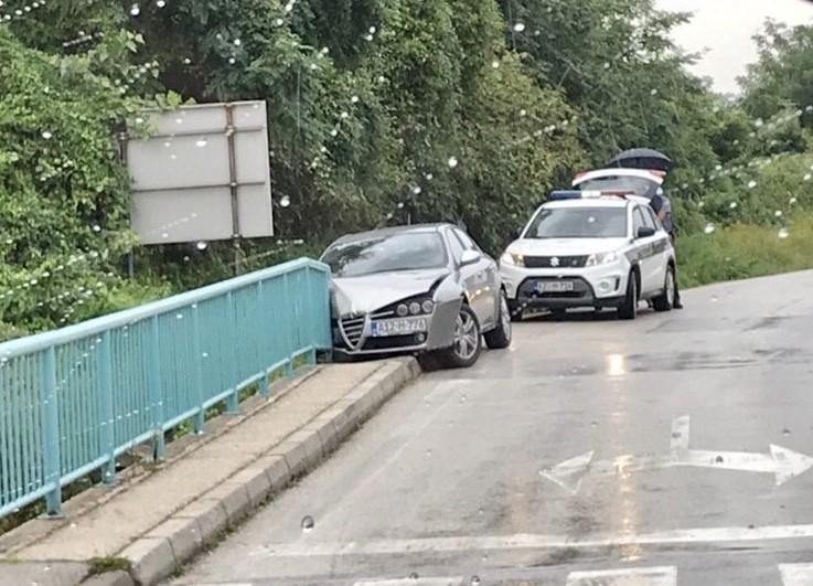 Saobraćajna nesreća na ulazu u Zenicu: Alfom udario u ogradu na mostu