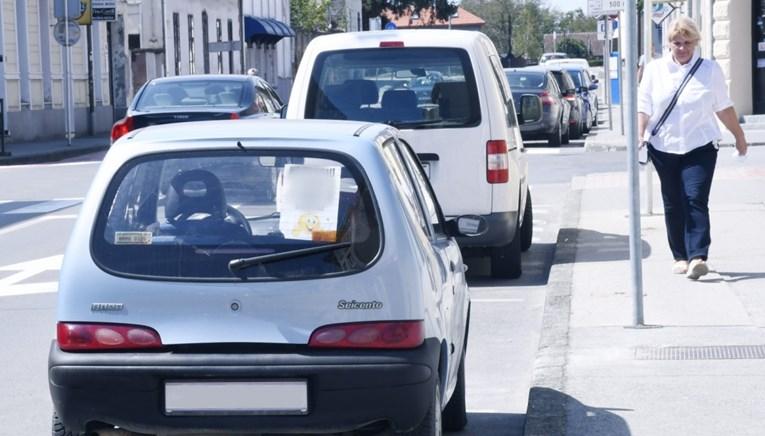 Vozačica na auto zalijepila poruku za sve koji se voze iza nje