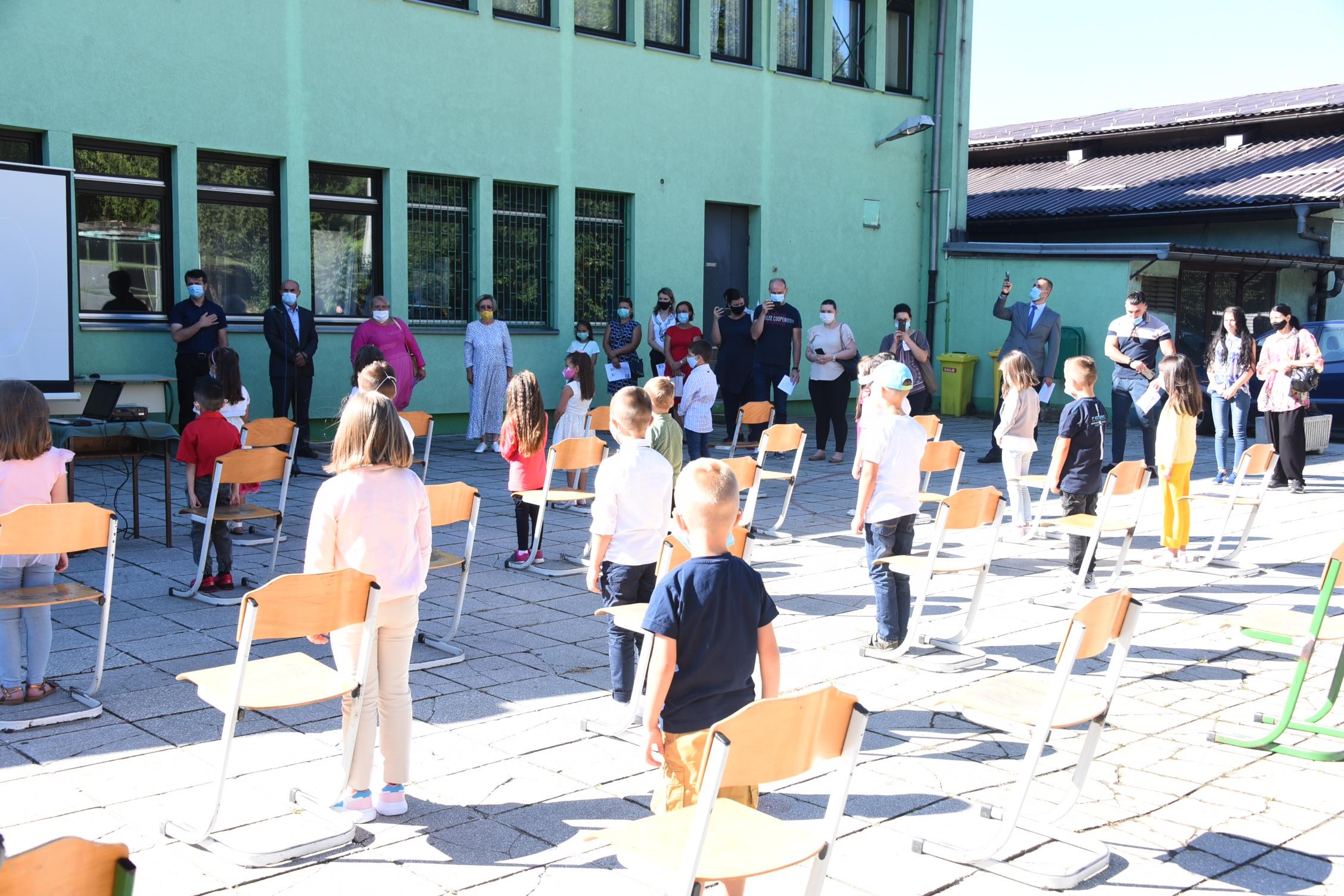 Đaci ispred jedne od sarajevskih škola - Avaz