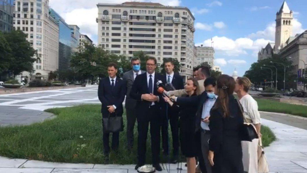 Vučićeva delegacija na društvenim mrežama kritizirana zbog gaženja trave u parku u Vašingtonu