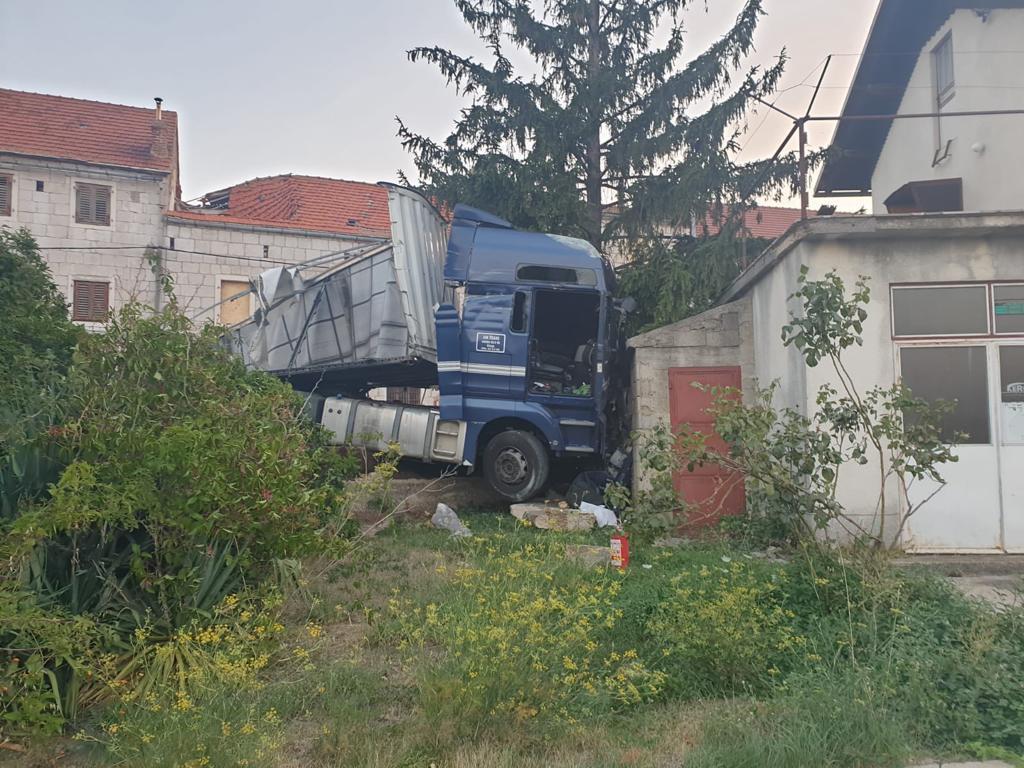 Iz za sada neutvrđenih razloga zabio se u jednu kuću - Avaz