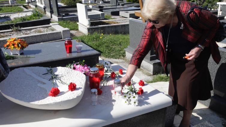 Elvira Deak na sinovom grobu u Sarajevu - Avaz