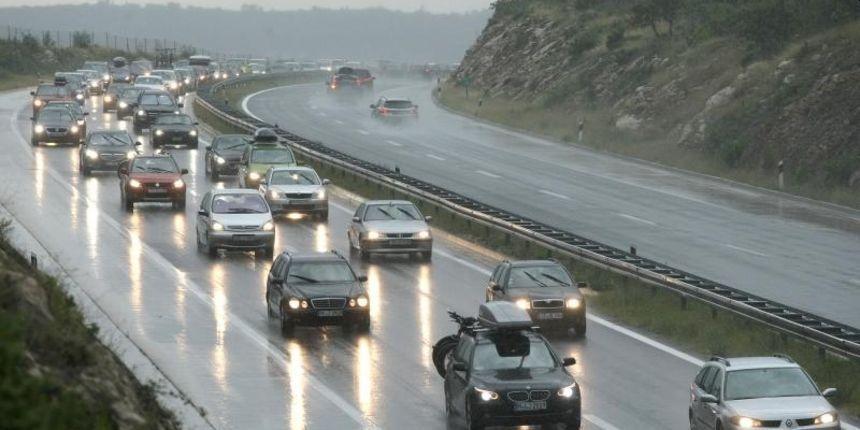 Stanje na putevima: Kolovoz pretežno mokar, učestali odroni zemlje i kamenja