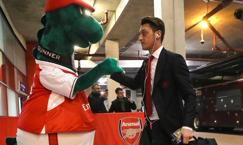 Ozil s maskotom Arsenala - Avaz