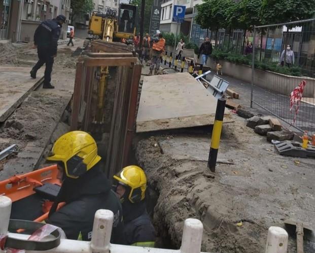 Nakon što su izvukli tijelo mladića, radnici su teška srca gledali prizor svog poginulog kolege - Avaz