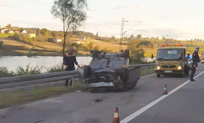 Audi sletio sa puta pa završio na krovu