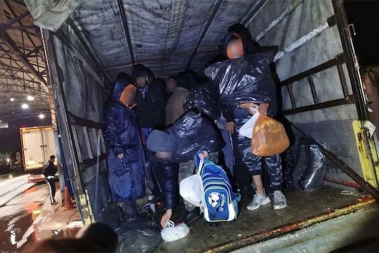 Dvojica mladića u kamionu krijumčarila 36 migranata