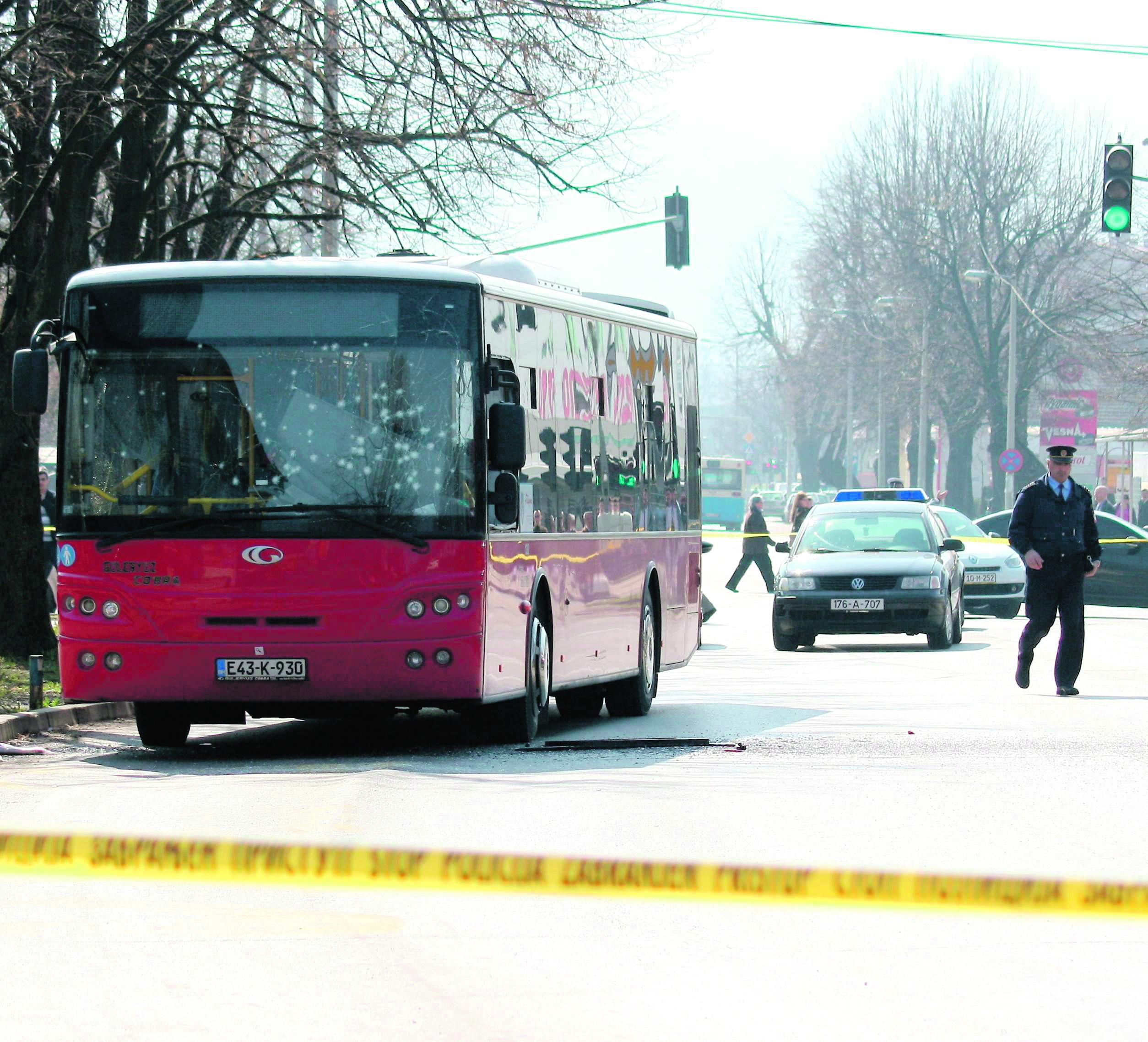 Kroz vrata autobusa ubacio bombu - Avaz