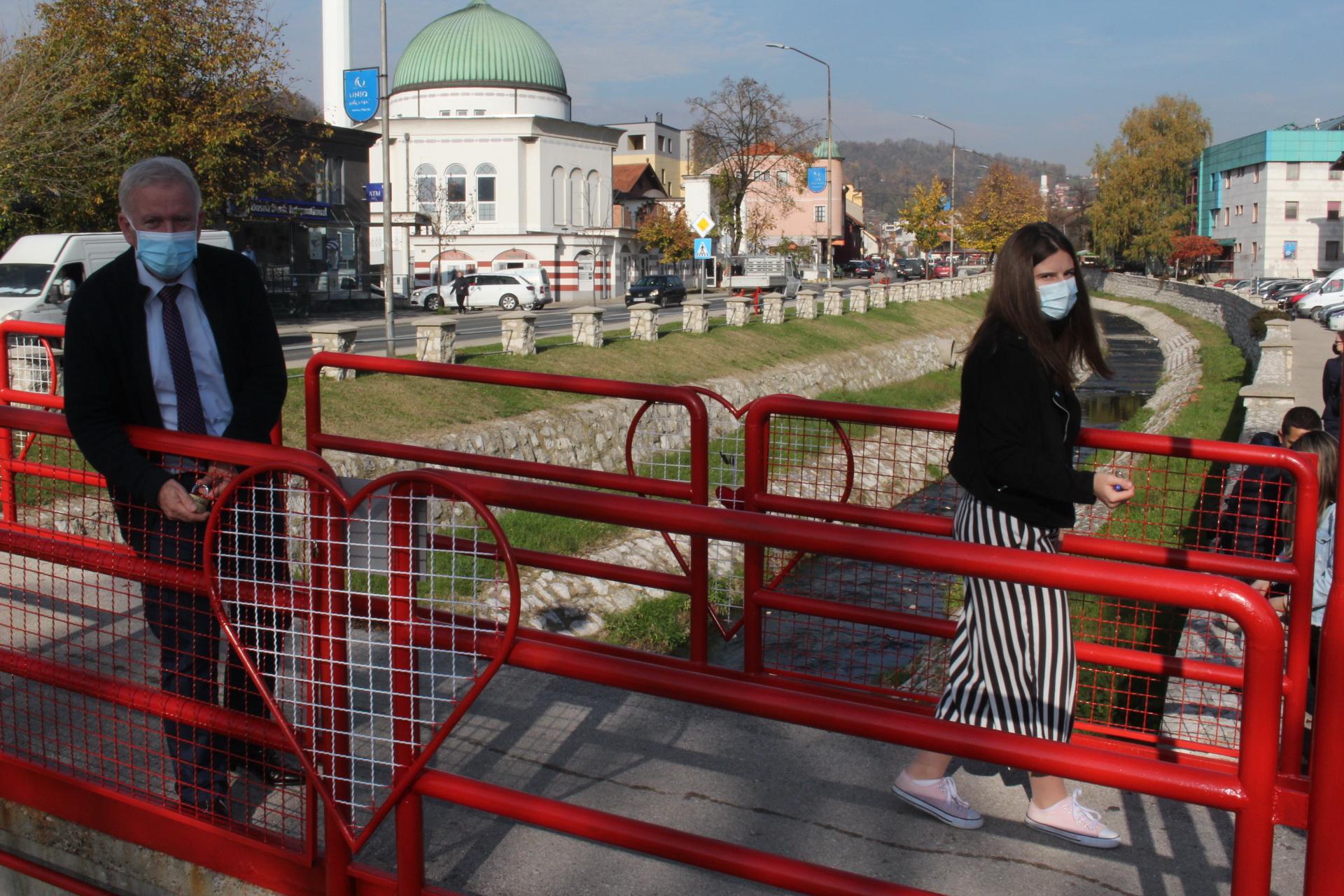 Helić s mladima postavljao katance za vječnu ljubav - Avaz